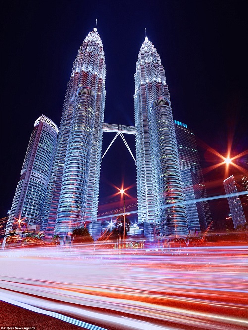 Vẻ hùng vĩ của tòa Tháo đôi Petronas ở Kuala Lumpur, Malaysia